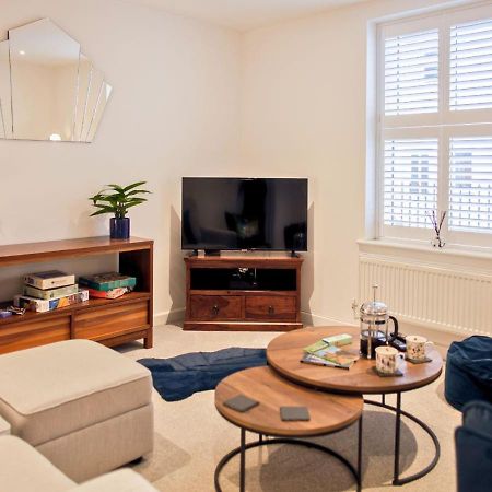 Stunning 2 Bed With Private Patio And Free Parking Villa Cheltenham Eksteriør billede