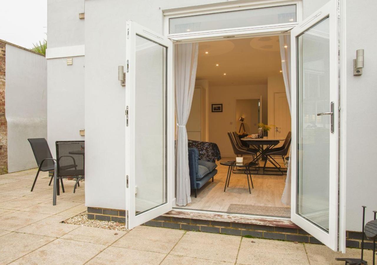Stunning 2 Bed With Private Patio And Free Parking Villa Cheltenham Eksteriør billede