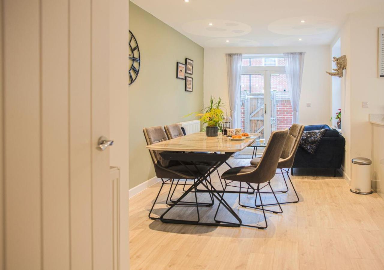 Stunning 2 Bed With Private Patio And Free Parking Villa Cheltenham Eksteriør billede