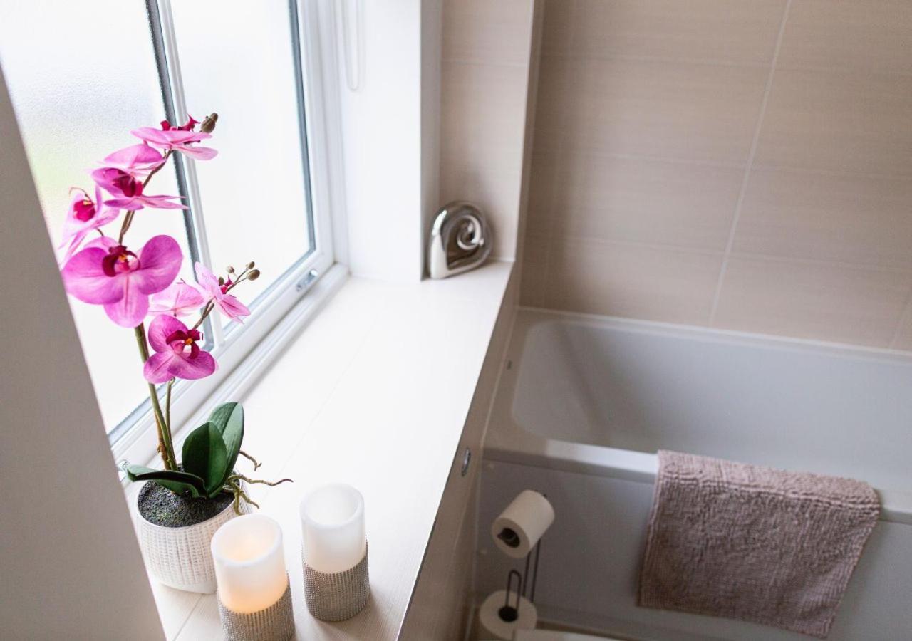 Stunning 2 Bed With Private Patio And Free Parking Villa Cheltenham Eksteriør billede