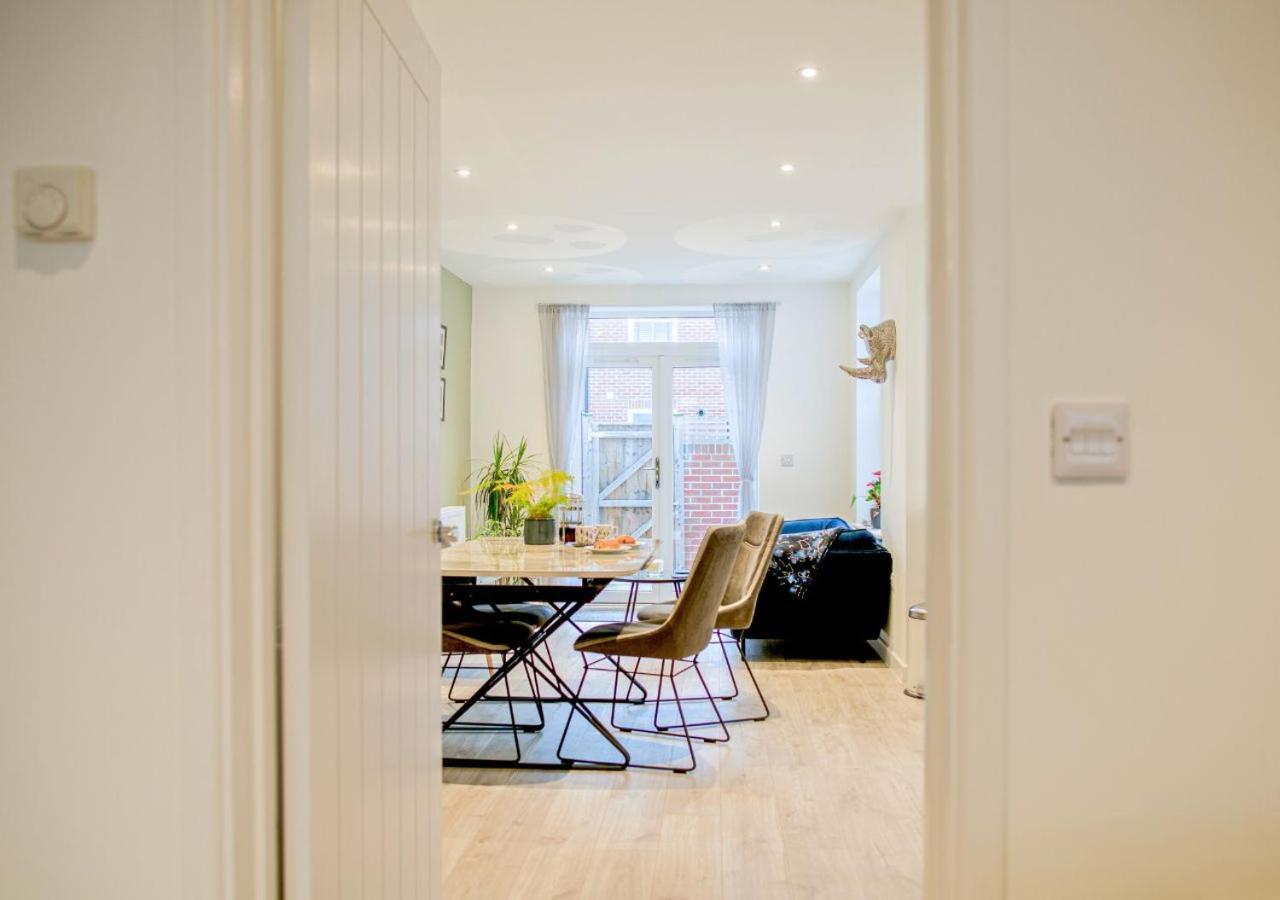 Stunning 2 Bed With Private Patio And Free Parking Villa Cheltenham Eksteriør billede