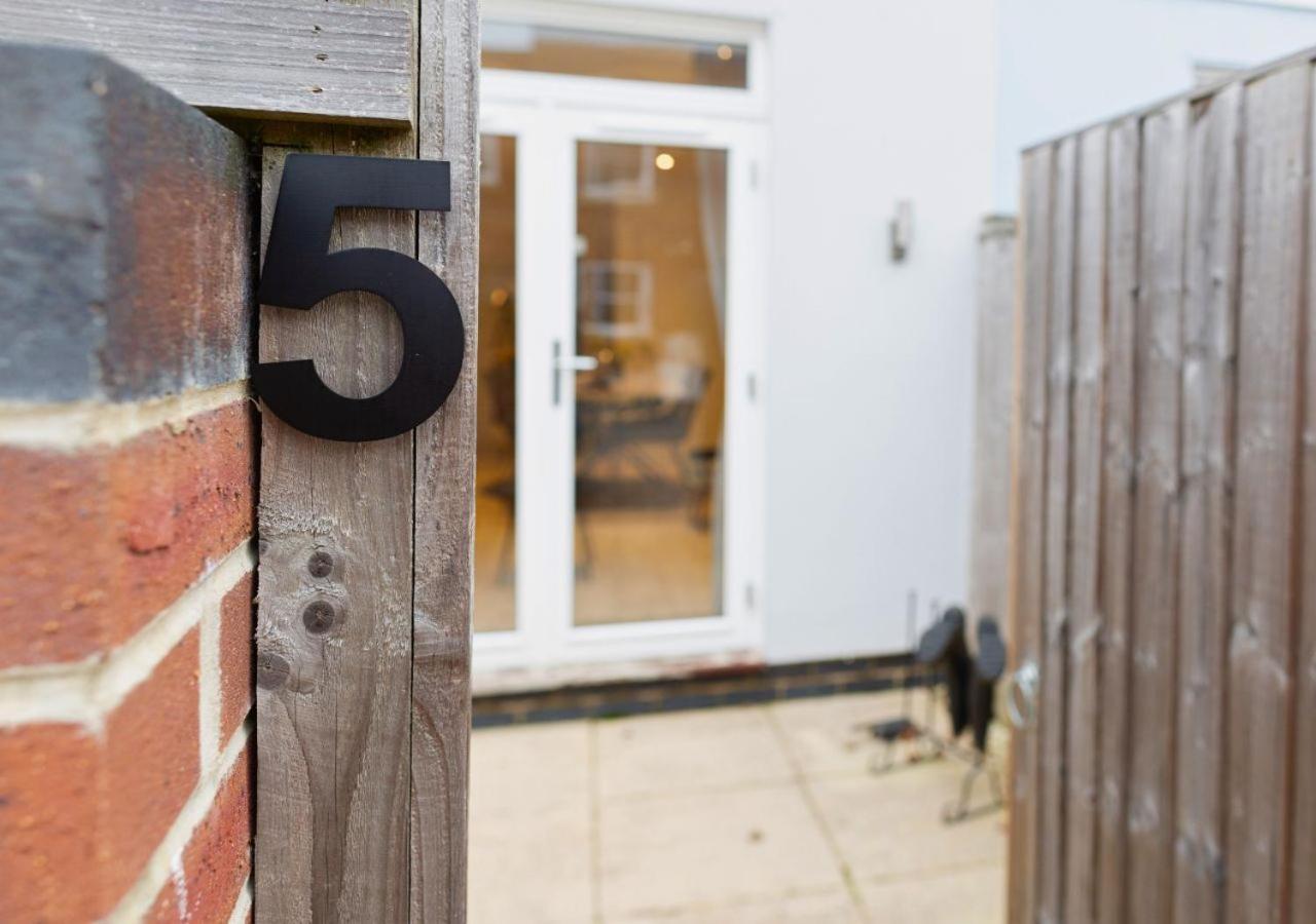 Stunning 2 Bed With Private Patio And Free Parking Villa Cheltenham Eksteriør billede