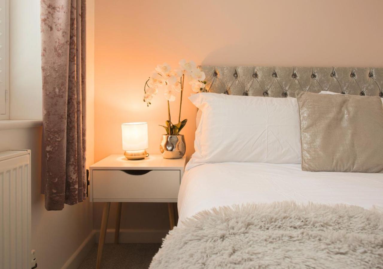 Stunning 2 Bed With Private Patio And Free Parking Villa Cheltenham Eksteriør billede