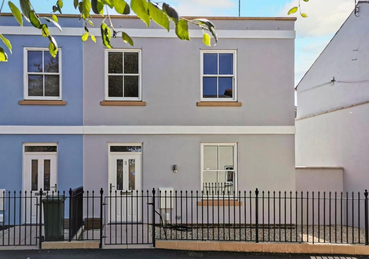 Stunning 2 Bed With Private Patio And Free Parking Villa Cheltenham Eksteriør billede
