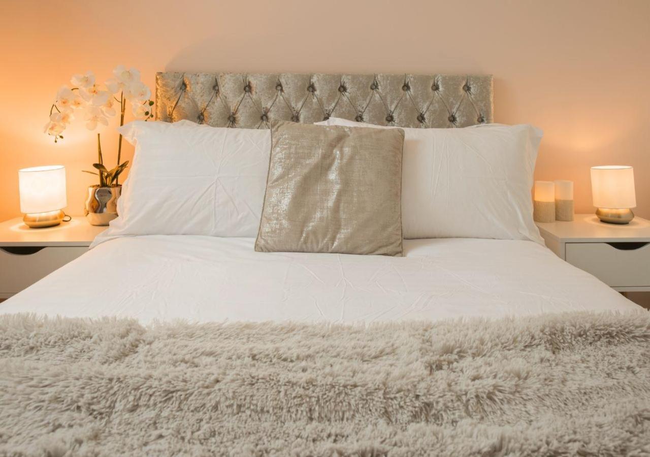 Stunning 2 Bed With Private Patio And Free Parking Villa Cheltenham Eksteriør billede