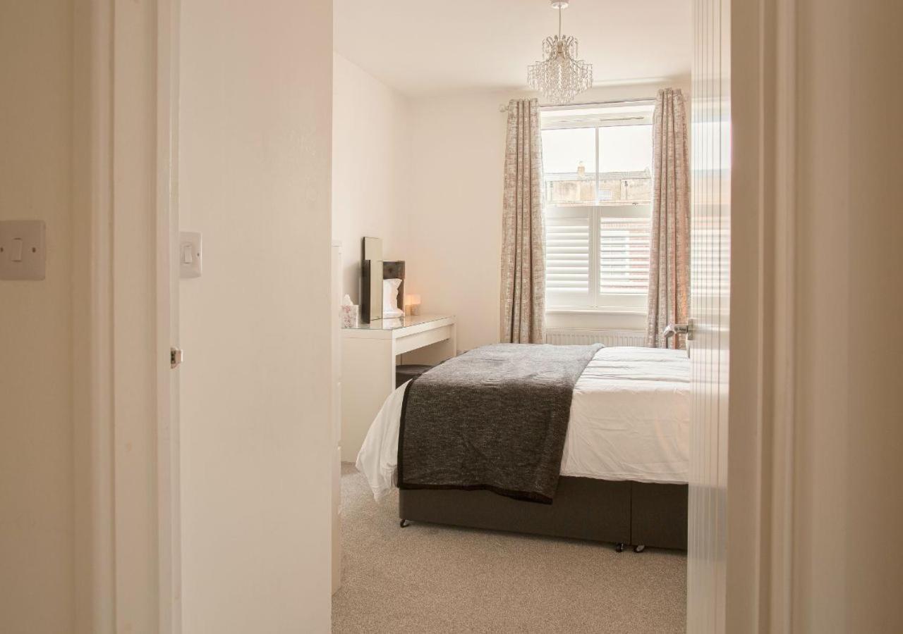 Stunning 2 Bed With Private Patio And Free Parking Villa Cheltenham Eksteriør billede