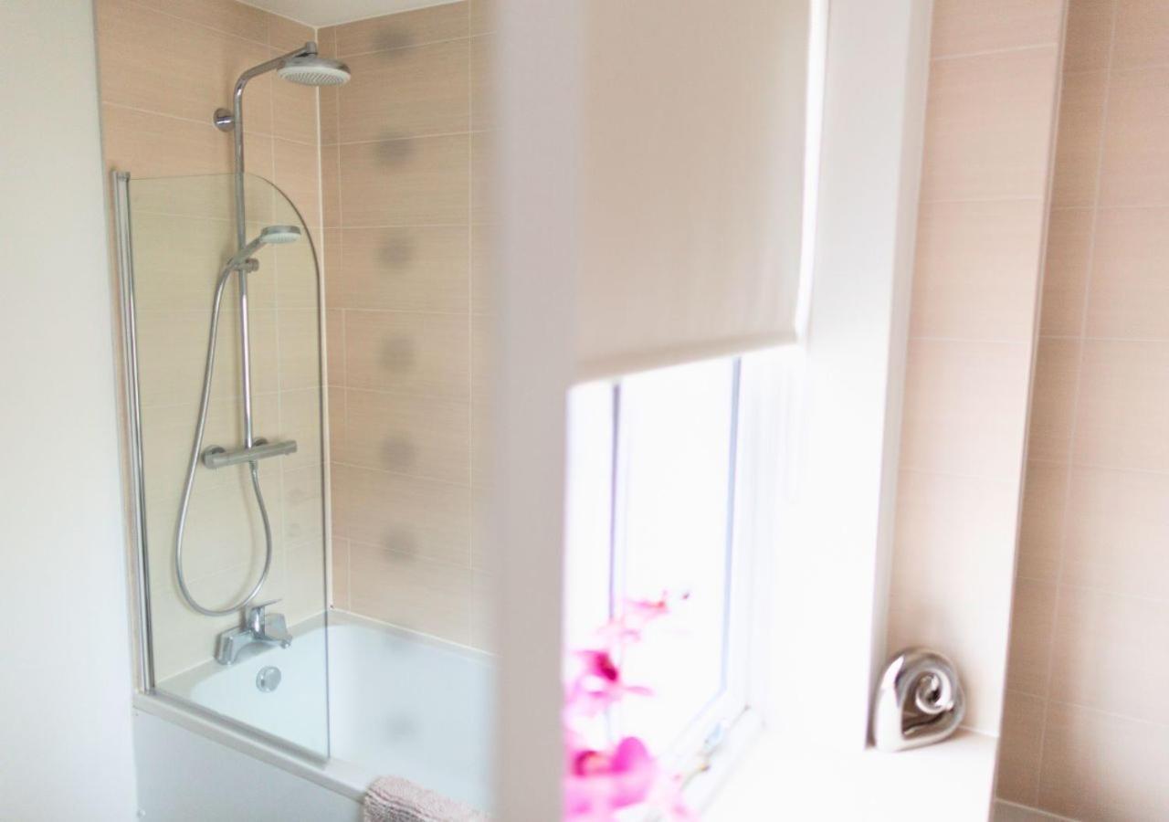 Stunning 2 Bed With Private Patio And Free Parking Villa Cheltenham Eksteriør billede