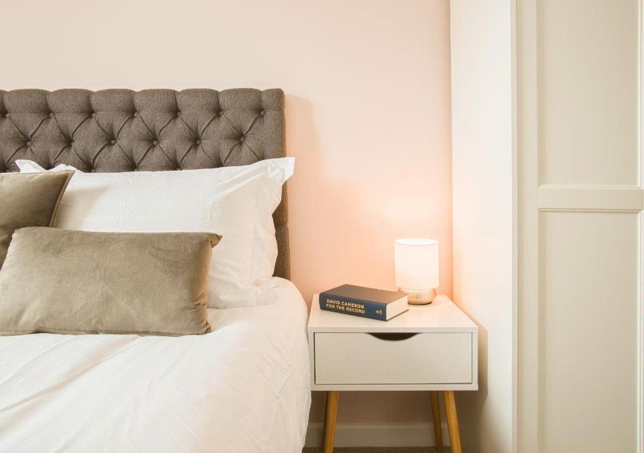 Stunning 2 Bed With Private Patio And Free Parking Villa Cheltenham Eksteriør billede