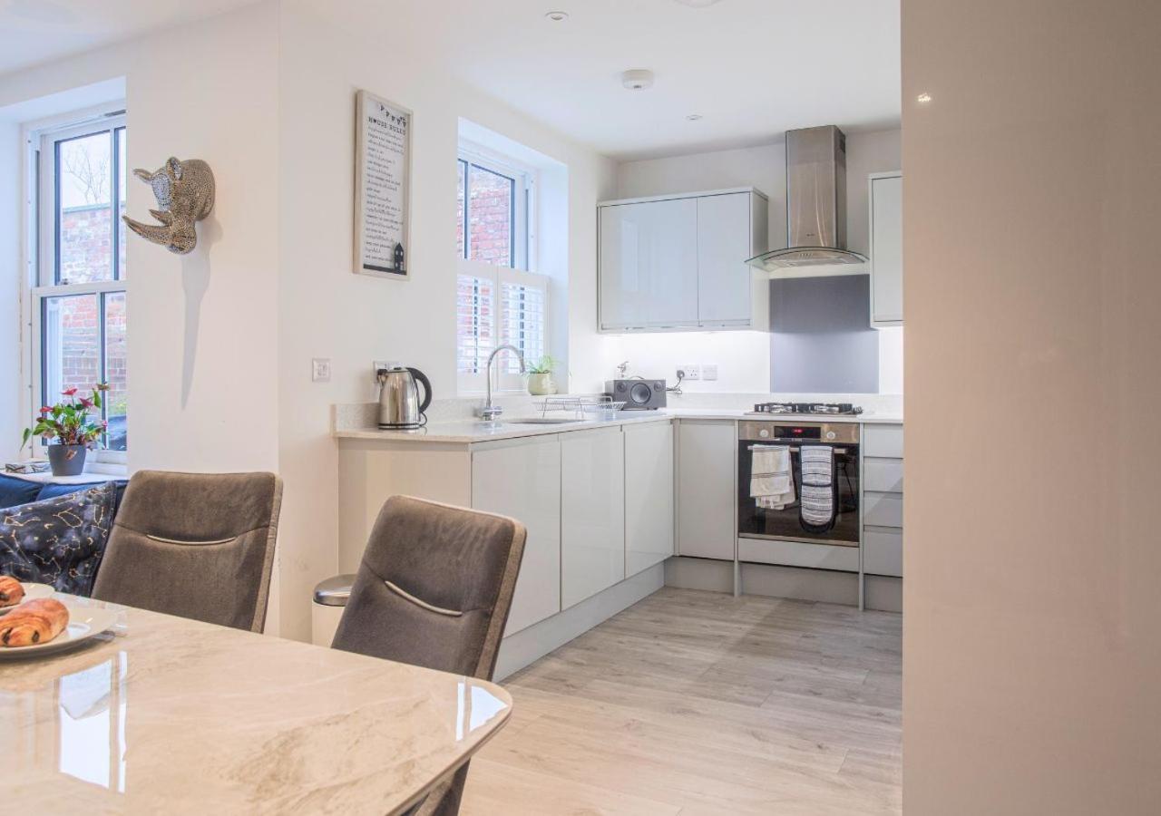 Stunning 2 Bed With Private Patio And Free Parking Villa Cheltenham Eksteriør billede